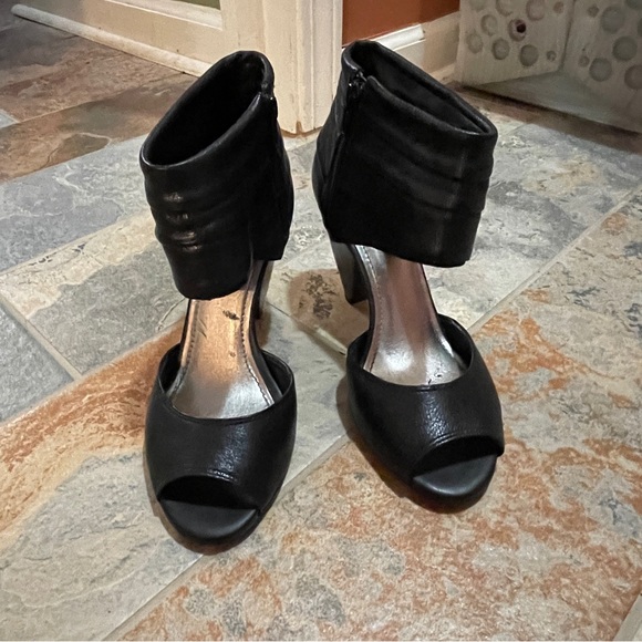 🐦⬛Beautiful Gianni Bini Open Toe Ankle Zip Triangular Heeled Leather Pumps! - Picture 4 of 13
